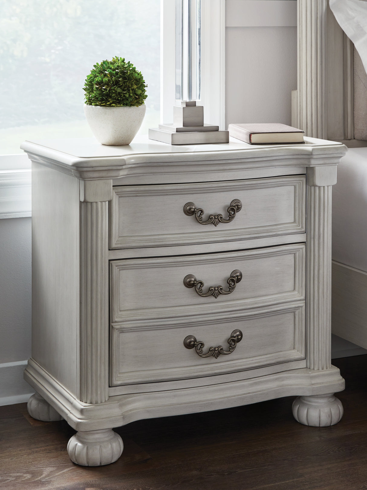 Mega Furniture - Ashley Furniture - Montelaine Bedroom - Dresser and Mirror / Antique White - B795B1