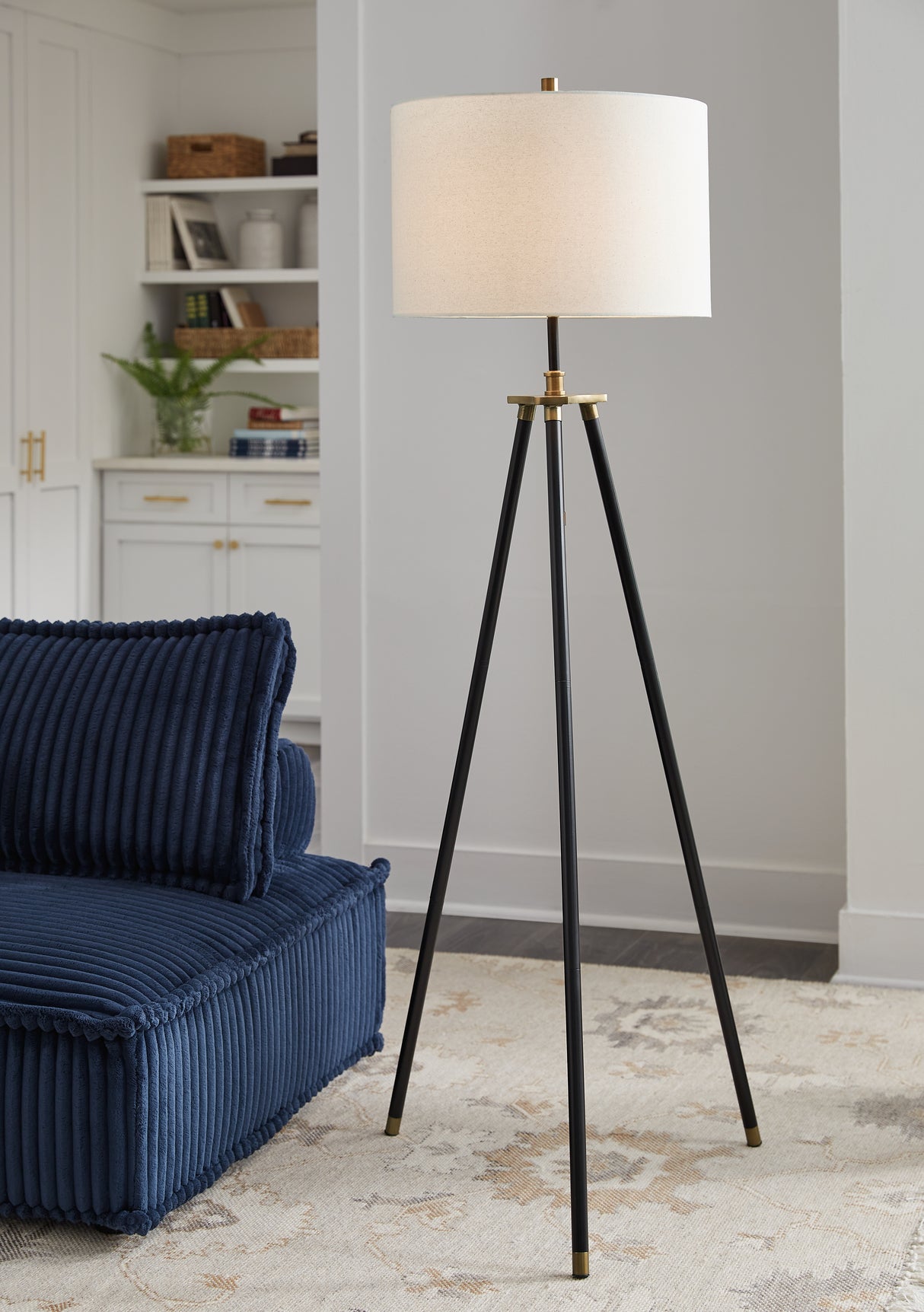 Mega Furniture - Ashley Furniture - Cashner Lighting - Metal Floor Lamp (1/CN) / Black/Gold Finish - L206101