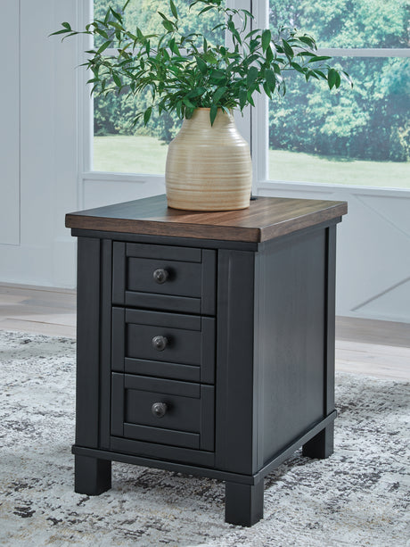 Mega Furniture - Ashley Furniture - Wildenauer Chairside End Table - Chair Side End Table / Brown/Black - T664-7