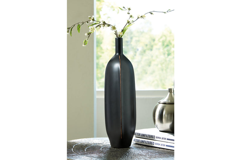Rhaveney Vase